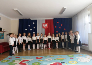 Dzieci z grupy MOTYLKI podczas występu na akademii z okazji Święta.
